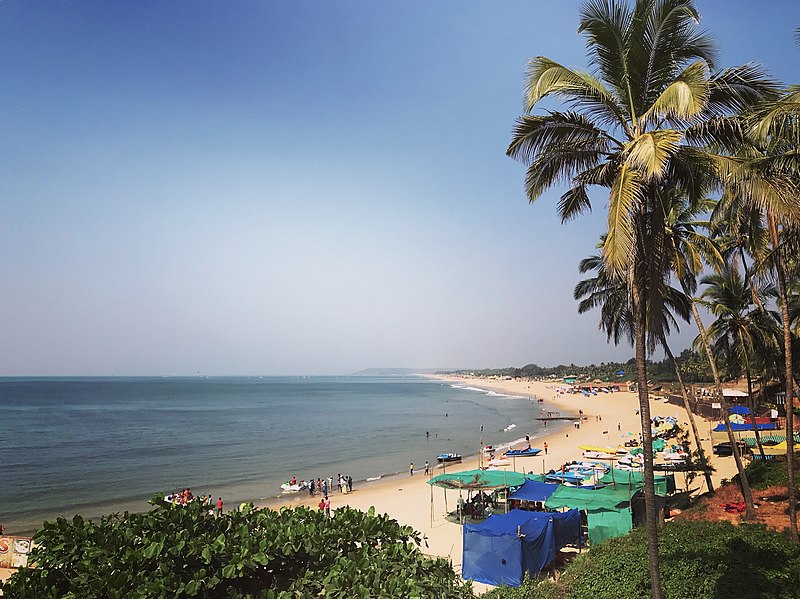 800px-A_view_of_Sinquerim_Beach_near_Panaji,_Goa_(December_2018).jpg