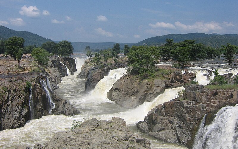 800px-Hogenakkal_Waterfalls,_India.jpg