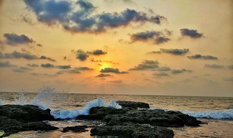 800px-Sunset_at_Anjuna_beach.jpg