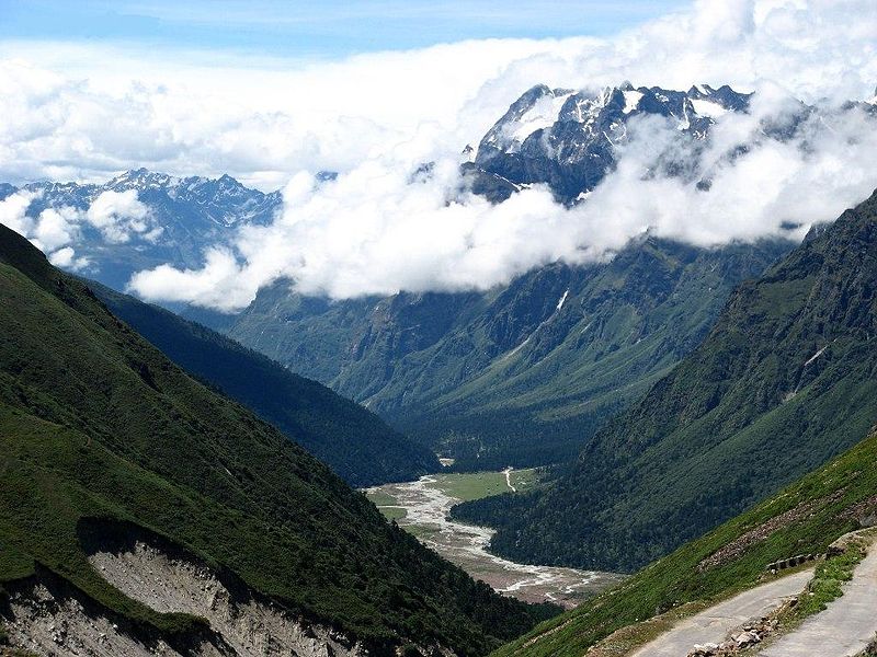 800px-Yumthang_valley,_Lachung_Sikkim_India_2012.jpg