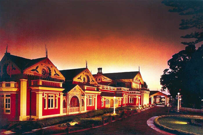A view of the driveway to Fern Hill Hotel In Ooty