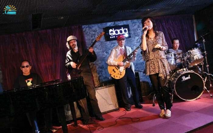 A woman performing with band in Dada Bar & Lounge in Tsim Sha Tsui
