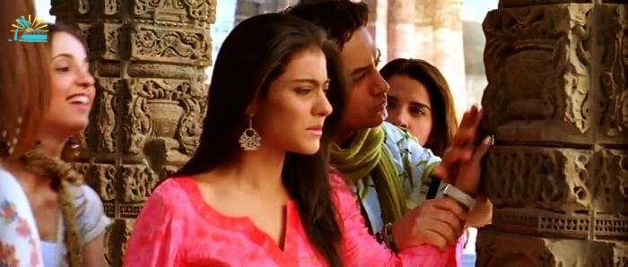 Aamir Khan as tour guide in Fanaa tells about the carved paintings to the tourists