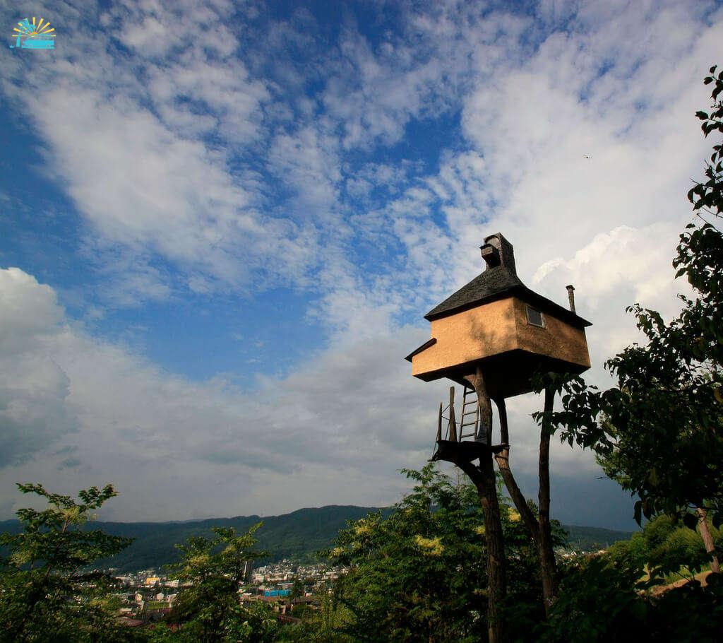 An exterior view of Takasugi-an Treehouse in Japan