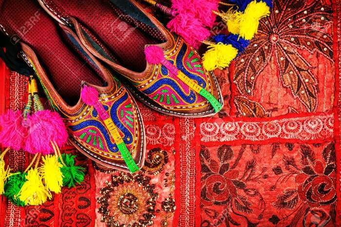 Colorful joothis available at Nehru Bazaar-Here you can get a glimpse into street shopping in Jaipur