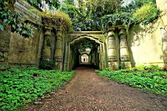 Entrance to the Egyptian Avenue at the Highgate Cemetery