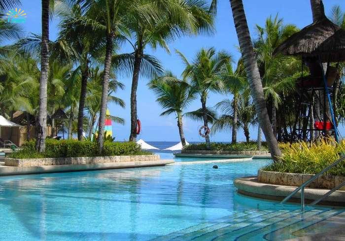 Infinity pool at Shangri la resort in Philippines
