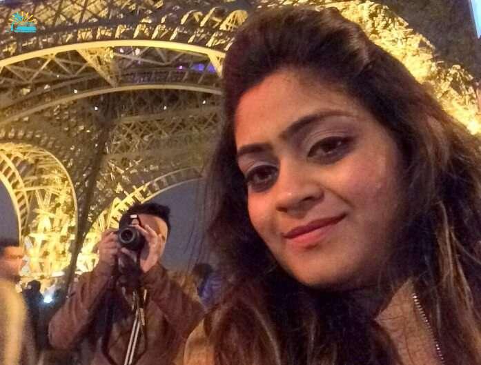 Manvi and her husband clicking photos near Eiffel Tower