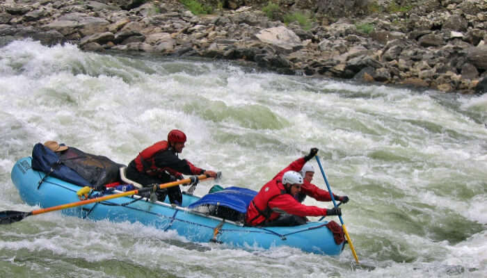 Rafting is one of the most enjoyable activities in Srinagar