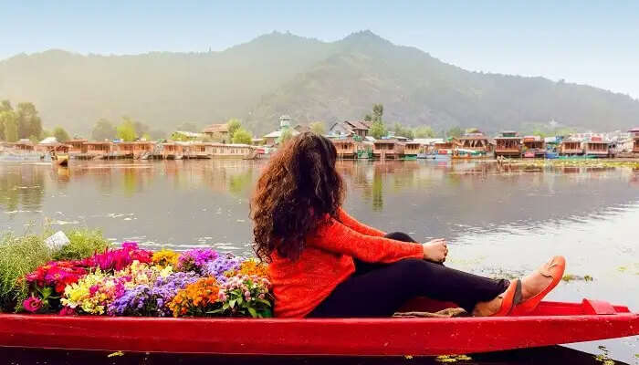The tranquil view of Dal Lake is one of the best things to do in Srinagar.