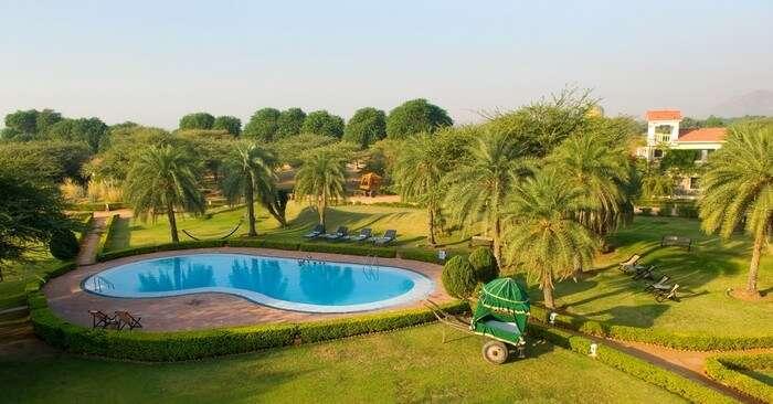 The manicured garden and pool at Sewara Pushkar resort