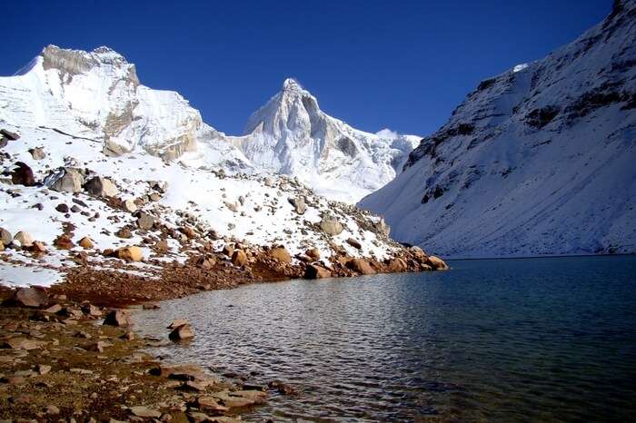 The pristine Kedar Tal lake overlooked by Thalayasagar peak