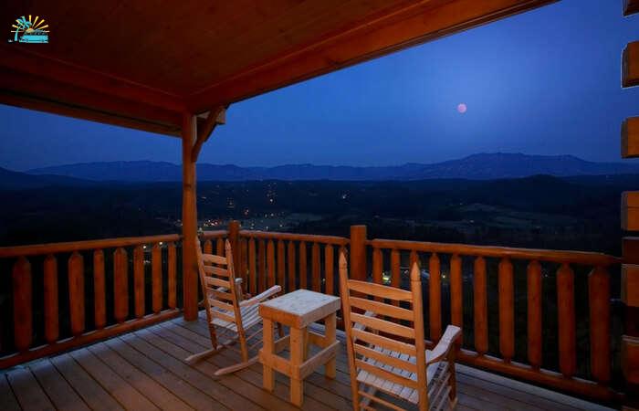 Honeymoon cabin overlooking mountains in Gatlingburg in Tennessee