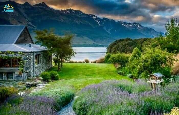 A honeymoon cottage by the lake in Glenorchy in New Zealand