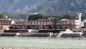 building at the shore of the river Ganges