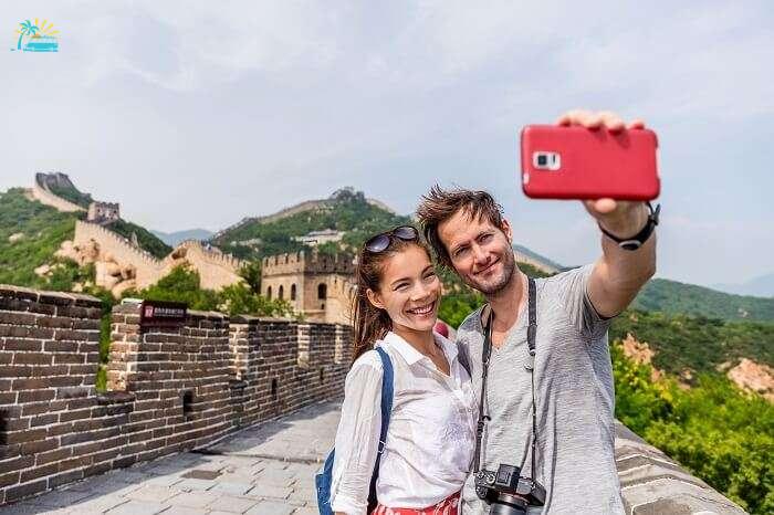 couple at great wall of china