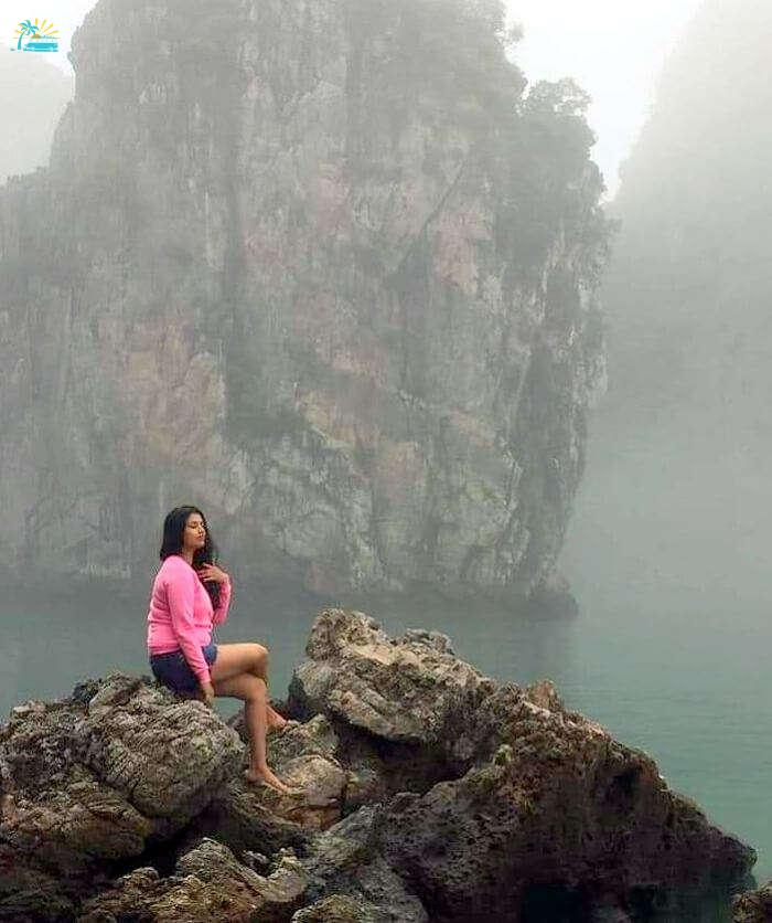 pallavi vietnam family trip: sitting on rocks while boating