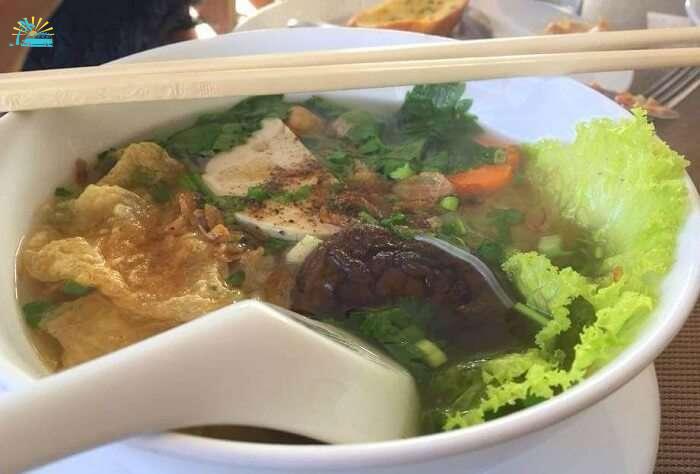pallavi vietnam family trip: vietnamese food lunch