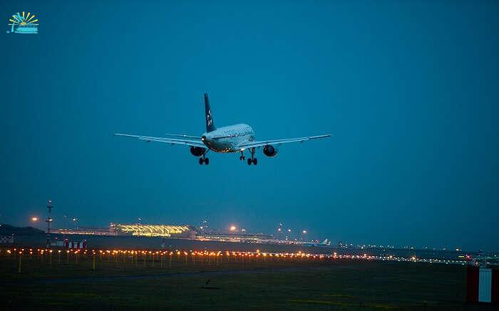 plane landing in Budapest at night