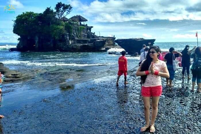 tanah lot temple in backdrop