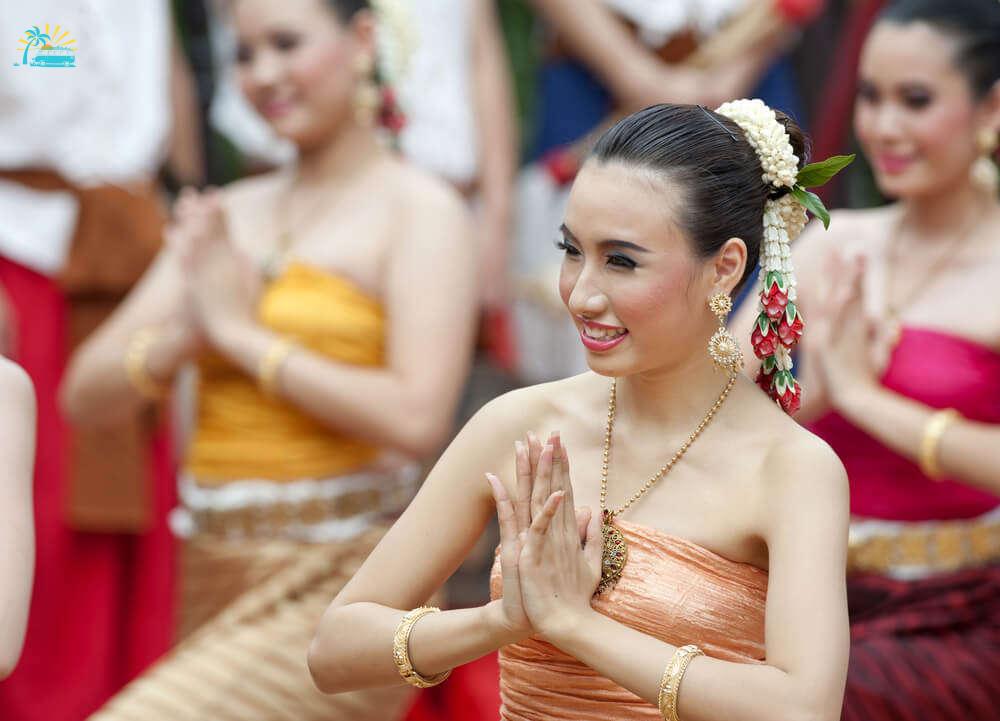 thai girls in traditional clothes