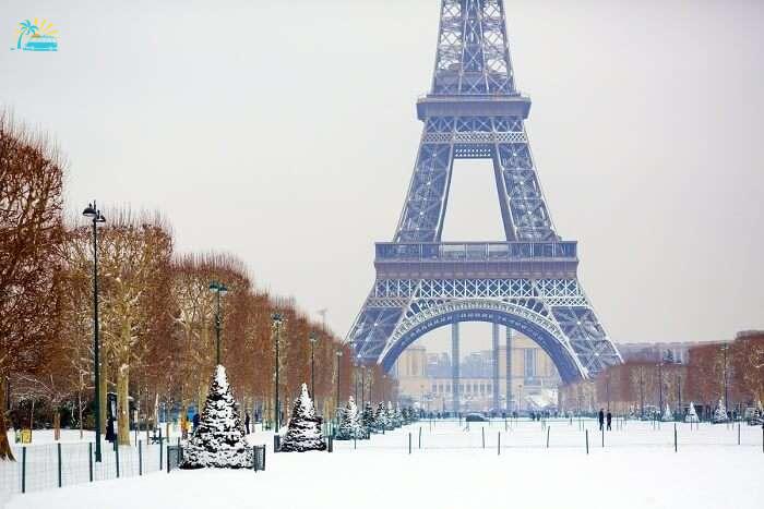 visit the eiffel tower in winter in paris